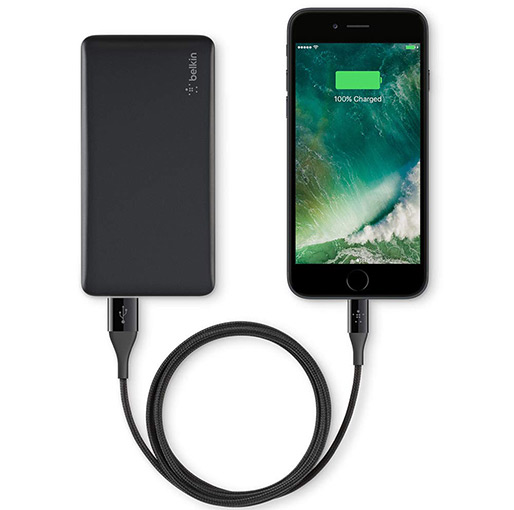 belkin-power-bank 5000 mAh-connected-with-phone